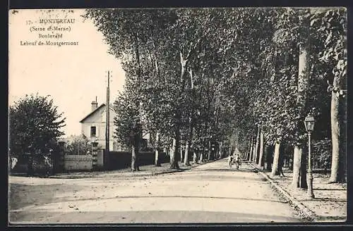 AK Montereau /Seine-et-Marne, Boulevard Lebeuf-de-Montgermont avec arbres et promeneurs