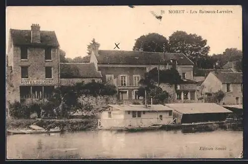AK Moret, Les Bateaux-Lavoirs sur le Loing et Hôtel du Loing en arrière-plan