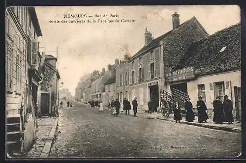 AK Nemours, Rue de Paris, Sortie des ouvrières de la Fabrique de Corsets