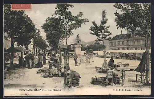AK Fontainebleau, Le Marché avec des étals et des passants animés