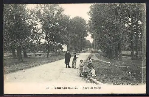 AK Tournan /S.-et-M., Route de Melun avec enfants jouant au bord de la route