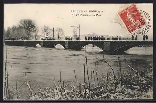AK Valvins, Crue de la Seine 1910, Le Pont avec spectateurs