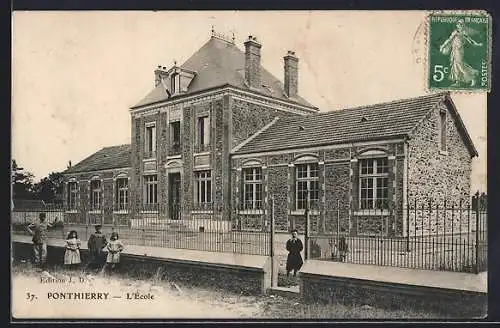 AK Ponthierry, L`école et ses élèves devant l`entrée principale