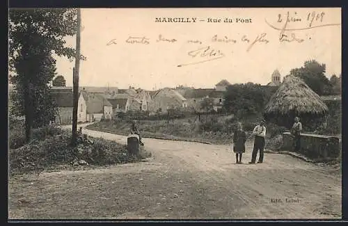 AK Marcilly, Rue du Pont avec village en arrière-plan et habitants sur le chemin