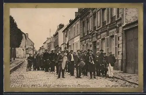 AK Chaumes-en-Brie, Société de Gymnastique en rue pavée