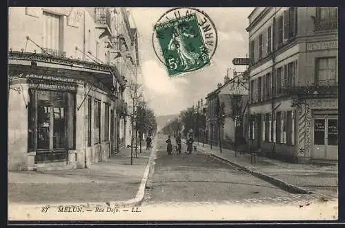 AK Melun, Rue Dajo avec coin de rue animé et bâtiments historiques