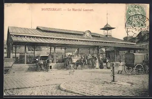 AK Montereau, Le Marché Couvert animé avec charrettes et passants