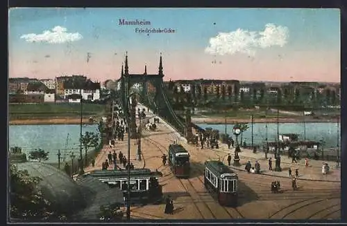 AK Mannheim, Strassenbahnen und Spaziergänger an der Friedrichsbrücke
