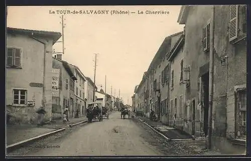 AK La Tour-de-Salvagny, La Charrière, Kutschen auf einer Strasse