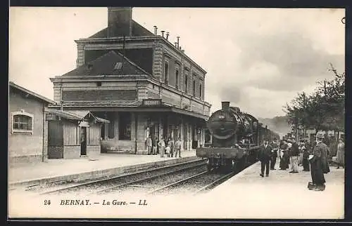 AK Bernay, Intérieur de la Gare, Bahnhof mit haltendem Zug