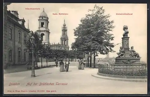 AK Dresden, Auf der Brühlschen Terrasse mit Ständehausturm, Katholischer Hofkirche und Rietscheidenkmal