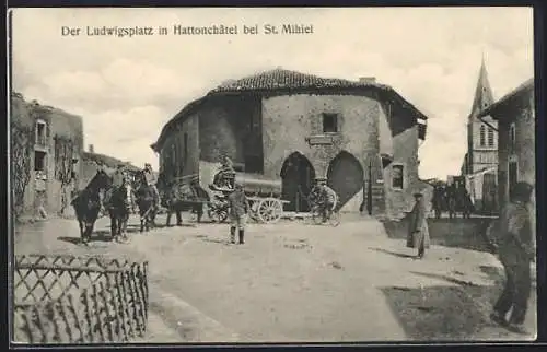 AK Hattochatel, Soldaten mit Kutsche & Fahrrad auf dem Ludwigsplatz
