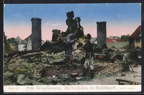 AK Brest-Litowsk, Soldaten zünden sich vor den Häuserruinen eine Zigarre an, östlicher Kriegsschauplatz