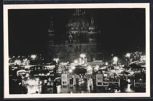 AK Berlin, Weihnachtsmarkt bei Beleuchtung, Dom und Gendarmenmarkt