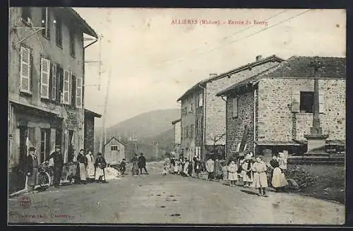 AK Allières, Entrée du Bourg, Strassenpartie am Ortsausgang