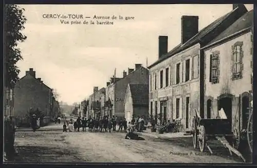 AK Cercy-la-Tour, Avenue de la Gare, Vue prise de la barrière