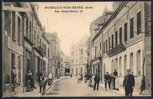 AK Romilly-sur-Seine, Rue Gornet-Boivin animée avec passants et commerces