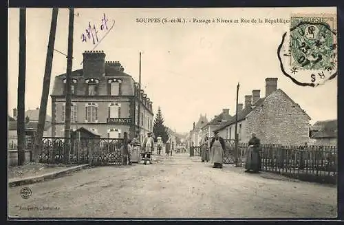 AK Souppes, Passage à Niveau et Rue de la République