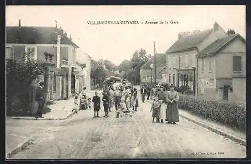 AK Villeneuve-la-Guyard, Gens dans l`Avenue de la Gare