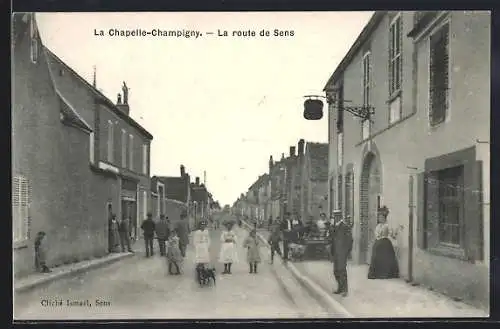 AK La Chapelle-Champigny, La route de Sens, Strassenpartie