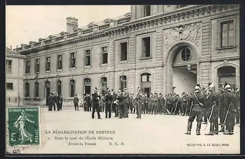 AK Dreyfus-Affaire, Le Rehabilitation de Dreyfus, Dans la cour de l`Ecole Militaire