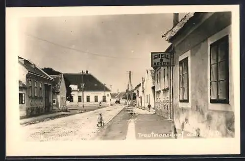 AK Trautmannsdorf a. d. L., Strassenpartie mit Gasthaus