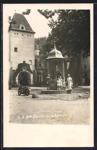 AK Liebenberg, Schloss-Gut, Motorrad und Besucher im Hof
