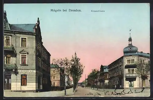 Goldfenster-AK Mügeln bei Dresden, Kreuzstrasse mit Restaurant, Fassaden mit leuchtenden Fenstern