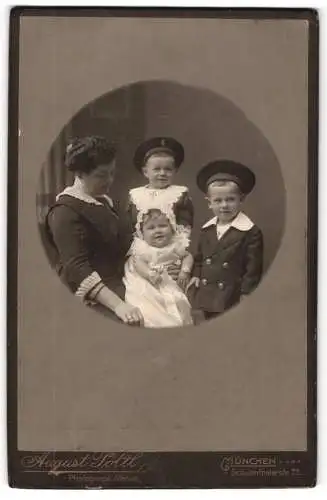 Fotografie August Pöltl, München, Schwanthalerstr. 73, Mutter mit drei Kindern in feiner Kleidung