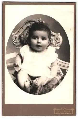 Fotografie Fritz Hugel, Holzkirchen, Kinderportrait auf Stuhl 1913