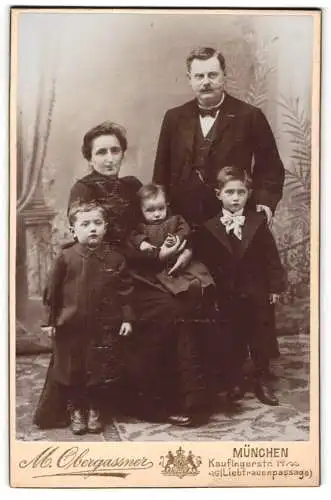 Fotografie M. Obergassner, München, Kaufingerstrasse 14, Familienportrait mit drei Kindern