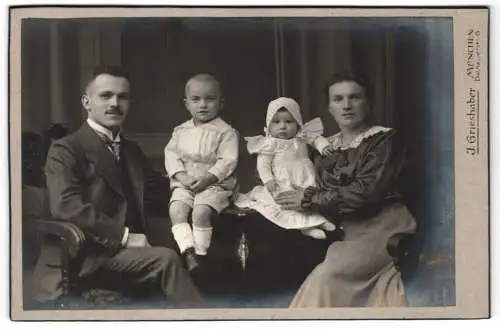 Fotografie J. Grieshaber, München, Dachauerstrasse 6, Familienporträt mit zwei Kindern