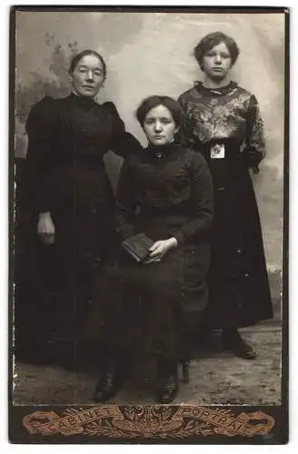 Fotografie Hans Link, Prichsenstadt, Drei Frauen in zeitgenössischer Kleidung