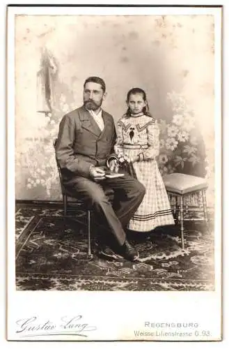 Fotografie Gustav Lang, Regensburg, Weisse Lilienstrasse 93, Vater mit Tochter in zeitgenössischer Kleidung