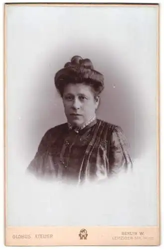 Fotografie Globus Atelier, Berlin, Leipziger Str. 132/137, Porträt einer Frau