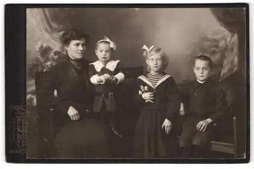 Fotografie J. Storck-Baum, Rorschach, Signalstrasse 2, Familienporträt mit Mutter und drei Kindern