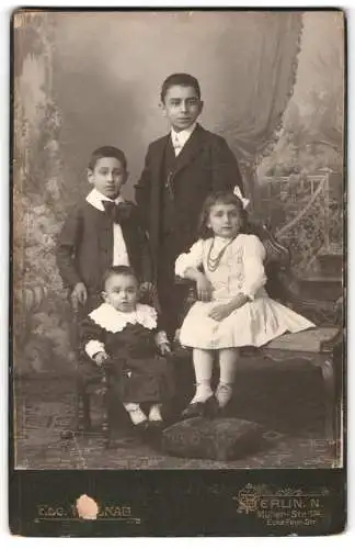 Fotografie Edg. Walnau, Berlin, Müller Str. 174, Vier Kinder in feiner Kleidung