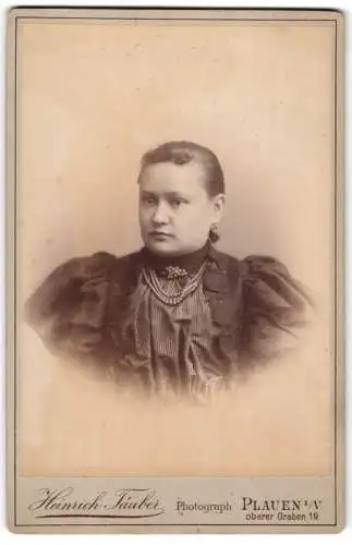 Fotografie Heinrich Täuber, Plauen, Oberer Graben 19, Porträt einer Frau in eleganter Kleidung
