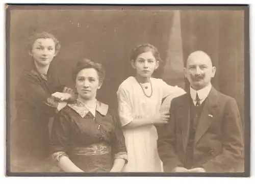 Fotografie unbekannter Fotograf und Ort, Familienporträt zu Weihnachten 1914