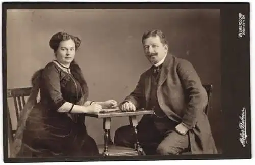 Fotografie Atelier Rubens, Wilmersdorf, Uhlandstr. 104, Elegantes Paar am Tisch