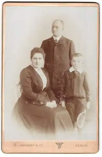 Fotografie A. Jandorf & Co, Berlin, Spittelmarkt 16/17, Familienporträt mit einem Kind