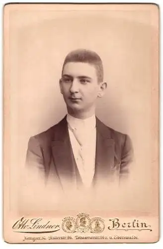 Fotografie Otto Lindner, Berlin, Königstr. 30, Porträt eines jungen Mannes