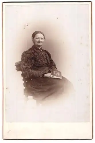 Fotografie Karl Lützel, München, Dachauerstrasse 19, Sitzende Dame mit Buch