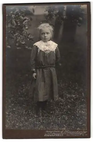 Fotografie A. Missenharter, Radolfzell, Schützenstr. Nr. 11, Mädchen im Garten