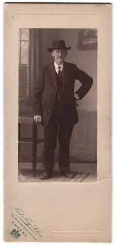 Fotografie Ferd. Frey Söhne, Amberg, Herr im Anzug mit Hut