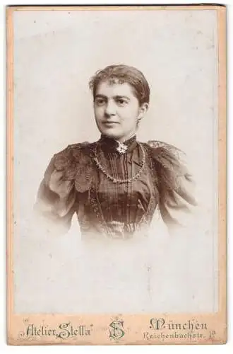 Fotografie Atelier Stella, München, Reichenbachstr. 1a, Porträt einer Frau in eleganter Garderobe