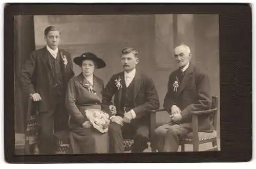 Fotografie Georg Pechan, Uhrfahr-Linz, Rudolfsplatz 8, Gruppenportrait mit Blumenstrauss