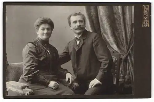Fotografie Adalbert Werner, München, Elisenstr. 7, Paar in zeitgenössischer Kleidung