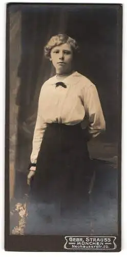 Fotografie Gebr. Strauss, München, Neuhauserstr. 20, Junge Frau im schlichten Kleid