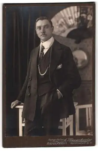 Fotografie A. Missenharter, Radolfzell, Schützenstr. 11, Eleganter Herr im Anzug